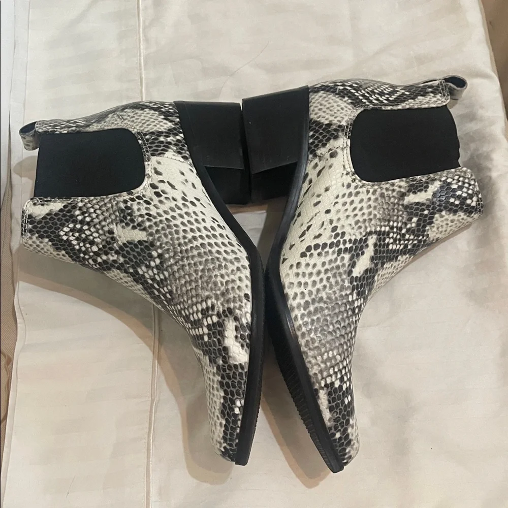 Blondo snake skin leather waterproof ankle boots new 8 m